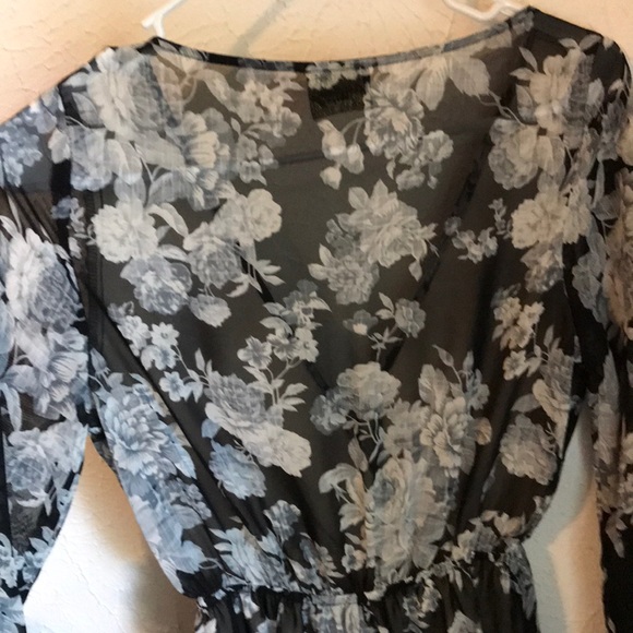 Black and White Plunging Floral Romper - Picture 5 of 5